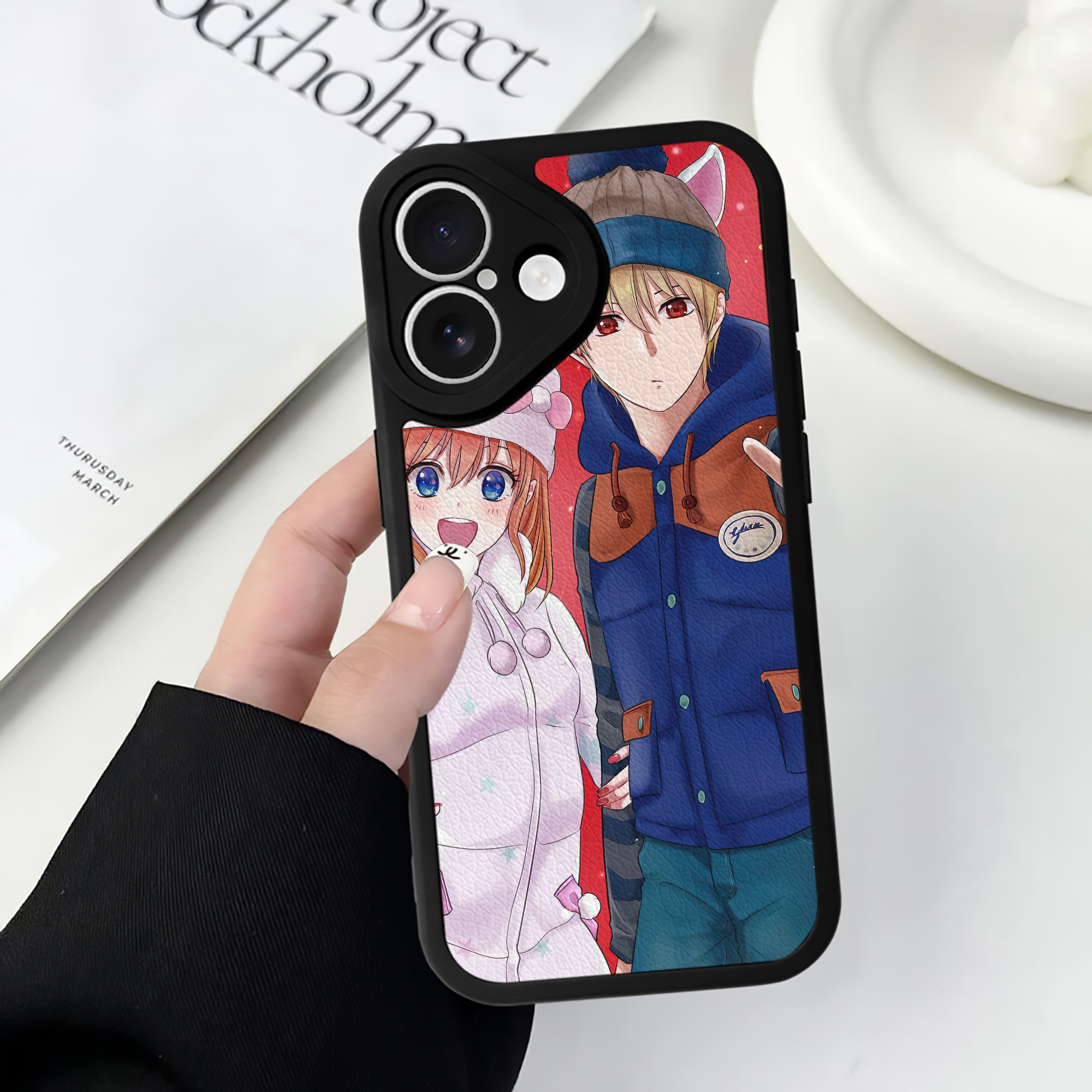 （画像用） ぎんたま 坂田銀時（さかたぎんとき） 神楽 志村新八（しむら しんぱち） GINTAMA Sakata Gintoki Kagura Shimura Shinpachi 【iPhone 16シリーズ対応】シリコンスマホケース（レザー調） 材質：シリコン